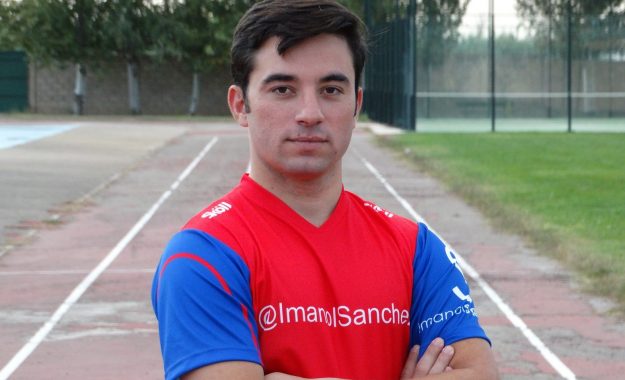 imanol-sanchez-con-equipacion-skoll