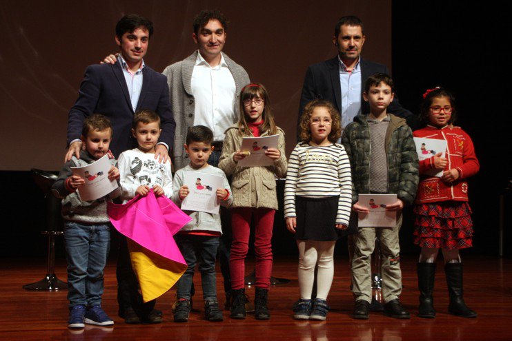 Imanol Sánchez, Juan Iranzo y ALberto joven en la presentación del libro toros para niños Pedrola