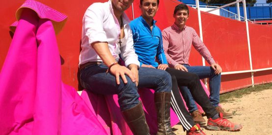 Imanol Sánchez, Carlos Casanova y Marino Ruíz en el campo
