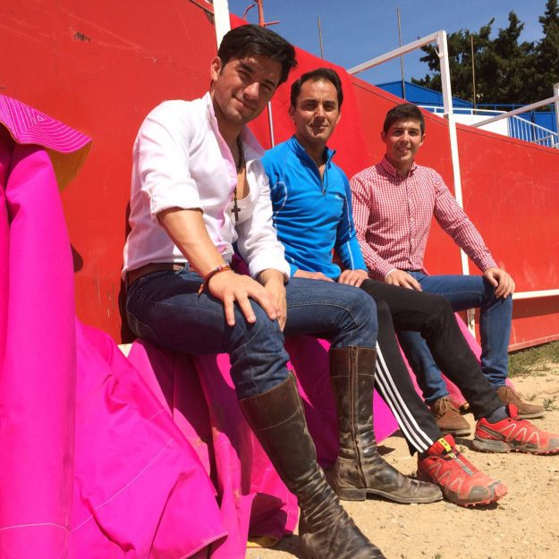 Imanol Sánchez, Carlos Casanova y Marino Ruíz en el campo