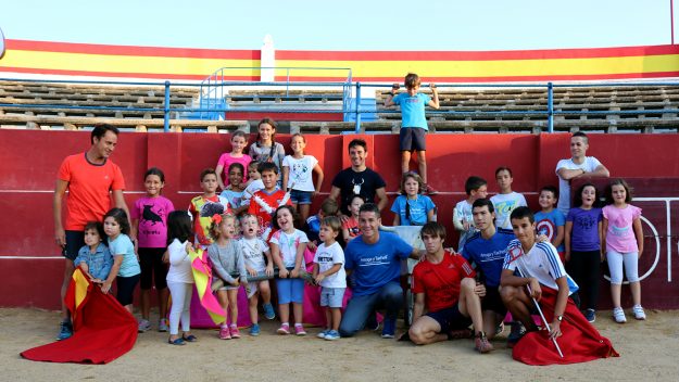Jesus Arruga, Casanova e Imanol con los niños en Cariñena