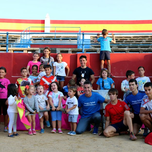 Jesus Arruga, Casanova e Imanol con los niños en Cariñena