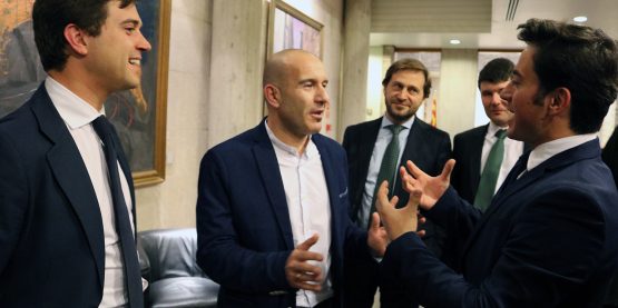 Imanol Sánchez con Ramon Celma, Gamarra y Ledesma en los pasillos de las Cortes de Aragón