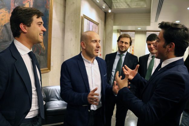 Imanol Sánchez con Ramon Celma, Gamarra y Ledesma en los pasillos de las Cortes de Aragón