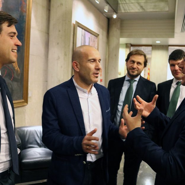 Imanol Sánchez con Ramon Celma, Gamarra y Ledesma en los pasillos de las Cortes de Aragón