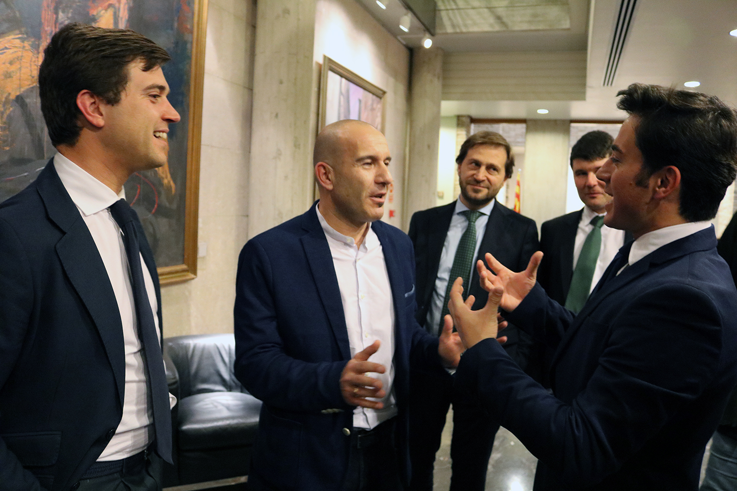 Imanol Sánchez con Ramon Celma, Gamarra y Ledesma en los pasillos de las Cortes de Aragón