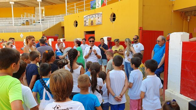 Imanol Sánchez con los más pequeños en Ricla