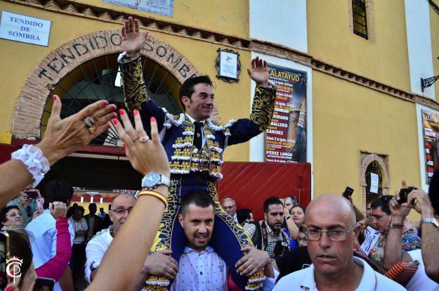 Imanol Sánchez a hombros en Calatayud