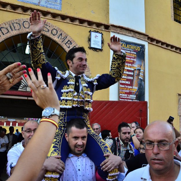 Imanol Sánchez a hombros en Calatayud