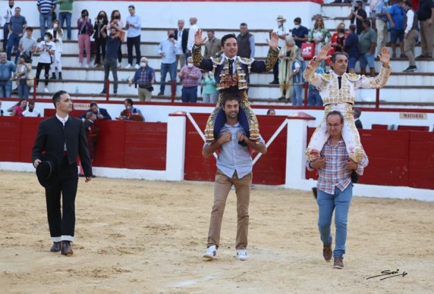 Imanol Sánchez y Sánchez Vara a hombros en Andorra