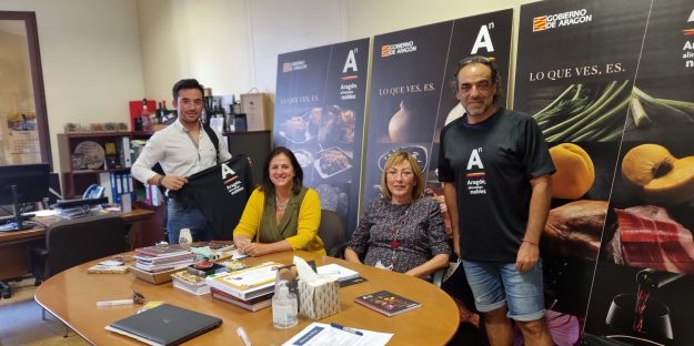 Imanol Sánchez y Carlos Pauner junto a la Directora de Aragón Alimentos, Carmen Urbano