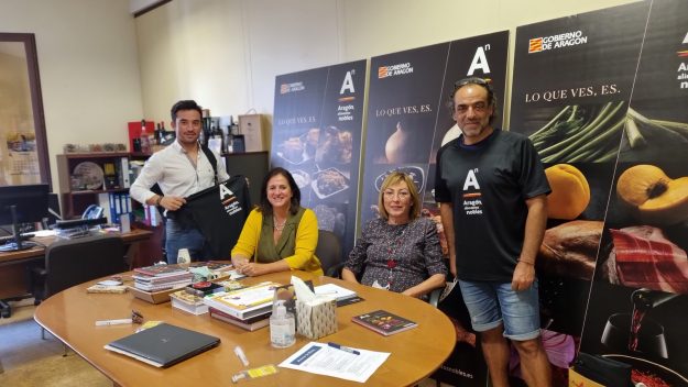Imanol Sánchez y Carlos Pauner junto a la Directora de Aragón Alimentos, Carmen Urbano
