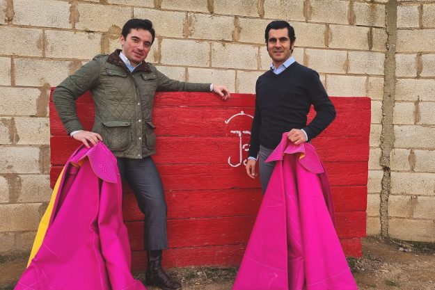 Imanol Sánchez y Francisco Expósito tientan en la Ganadería El Pincha-min