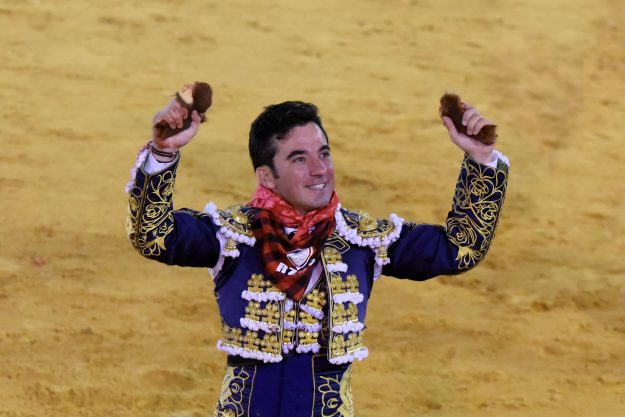 Imanol Sánchez corta dos orejas a un toro de Arriazu