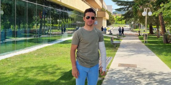 Imanol Sánchez a la salida del hospital de Estella