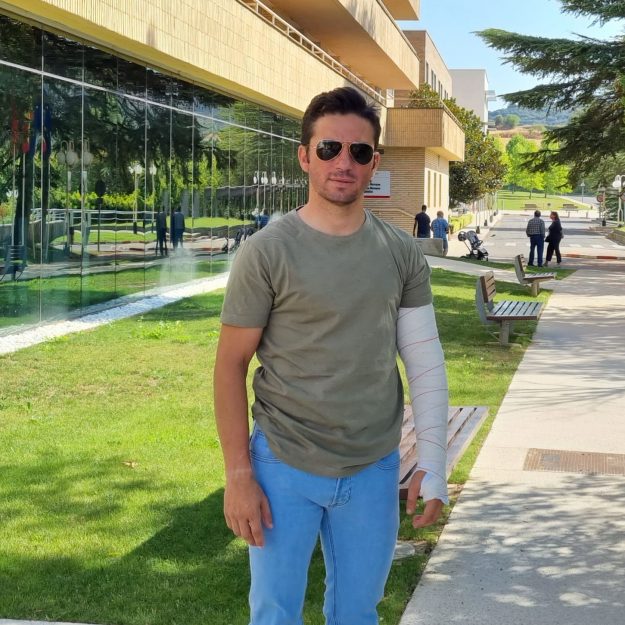 Imanol Sánchez a la salida del hospital de Estella