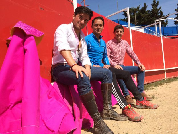 Imanol Sánchez, Carlos Casanova y Marino Ruíz en el campo