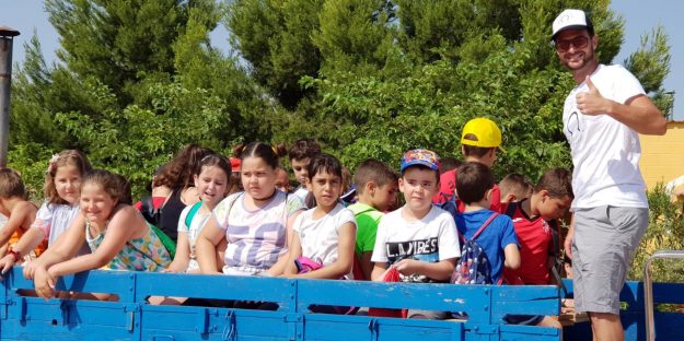 Imanol Sánchez acompaña a los niños a visitar una finca
