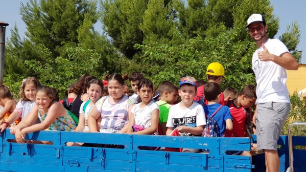 Imanol Sánchez acompaña a los niños a visitar una finca