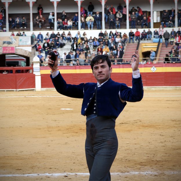 Imanol Sánchez corta una oreja en el festival benéfico de Calatayud