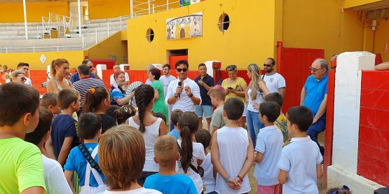 Imanol Sánchez con los más pequeños en Ricla