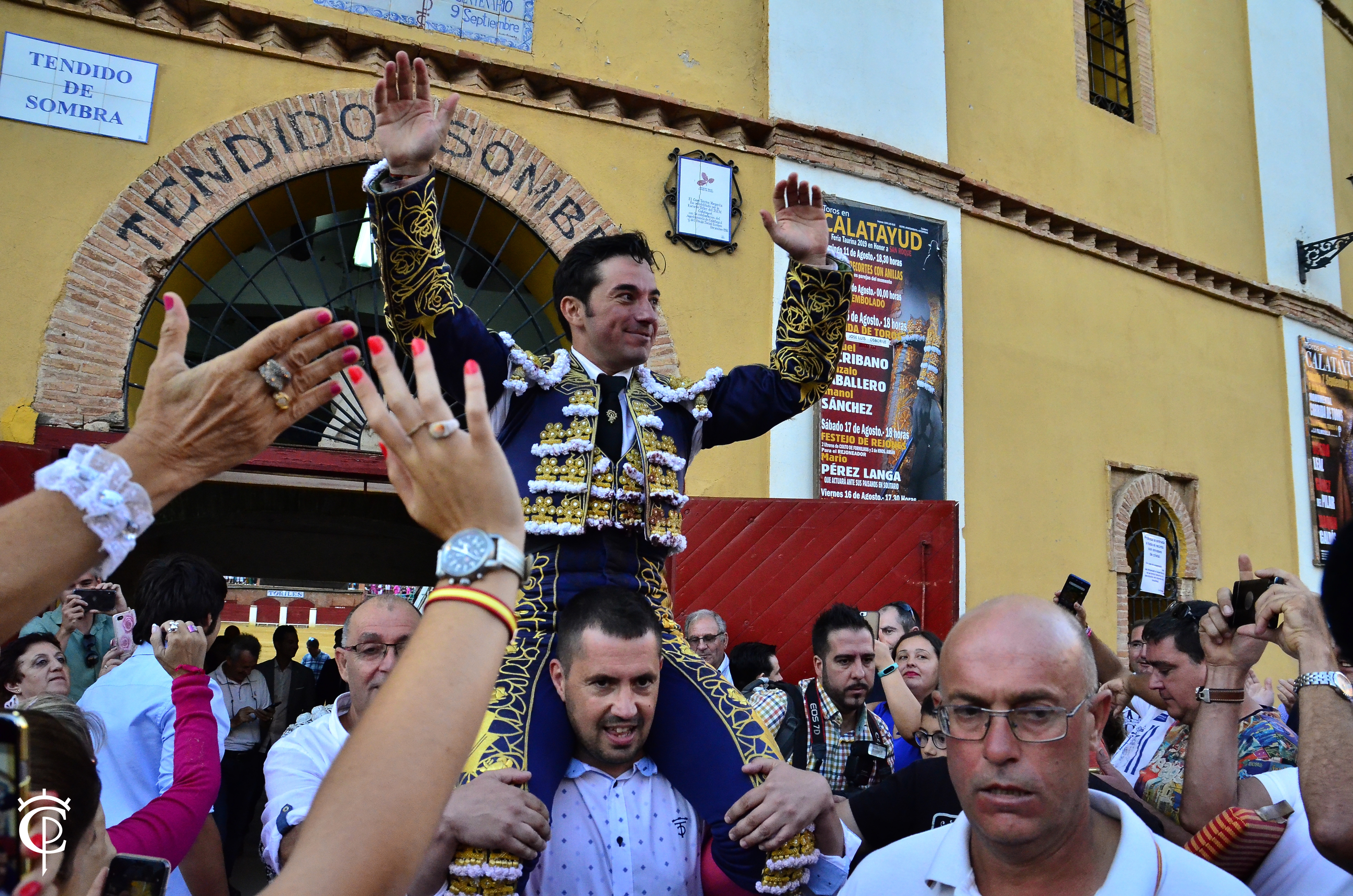 Imanol Sánchez a hombros en Calatayud