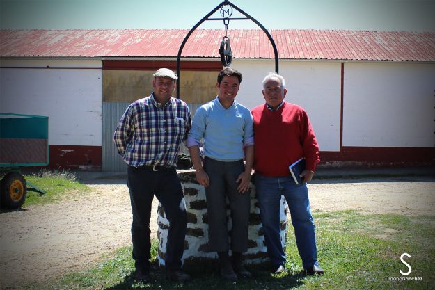 Pepe y José Marcuello, ganaderos de Los Maños junto a Imanol Sánchez