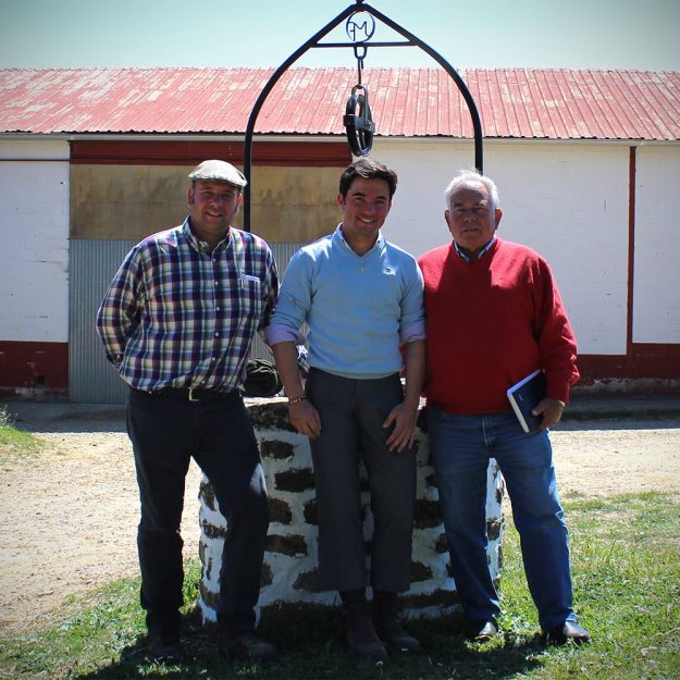 Pepe y José Marcuello, ganaderos de Los Maños junto a Imanol Sánchez