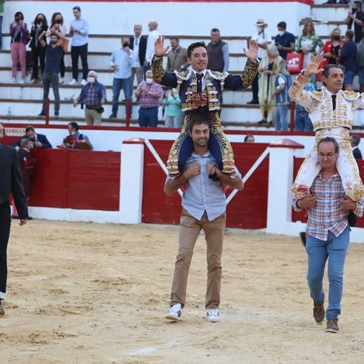 Imanol Sánchez y Sánchez Vara a hombros en Andorra