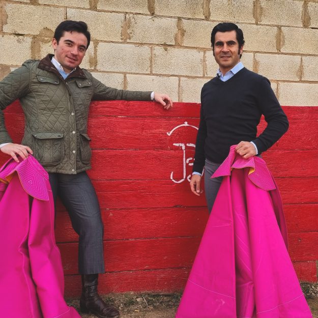 Imanol Sánchez y Francisco Expósito tientan en la Ganadería El Pincha-min