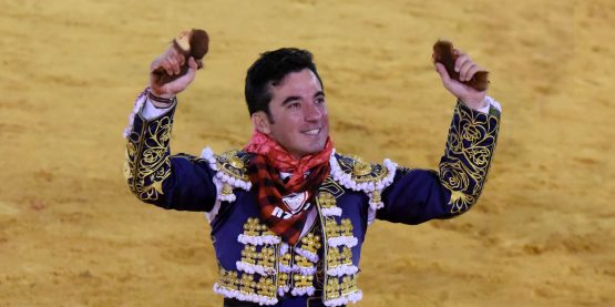 Imanol Sánchez corta dos orejas a un toro de Arriazu