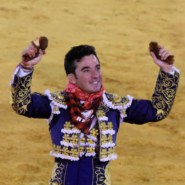 Imanol Sánchez corta dos orejas a un toro de Arriazu