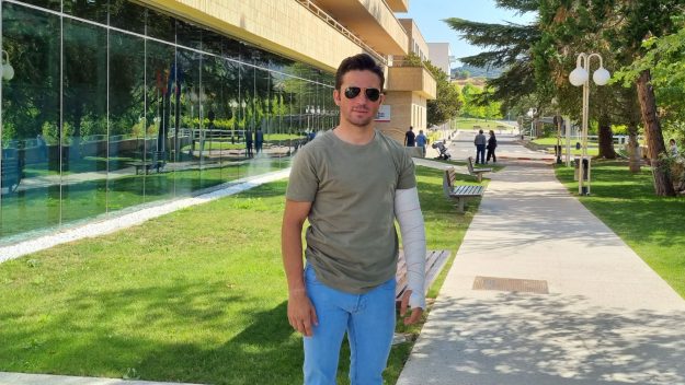 Imanol Sánchez a la salida del hospital de Estella